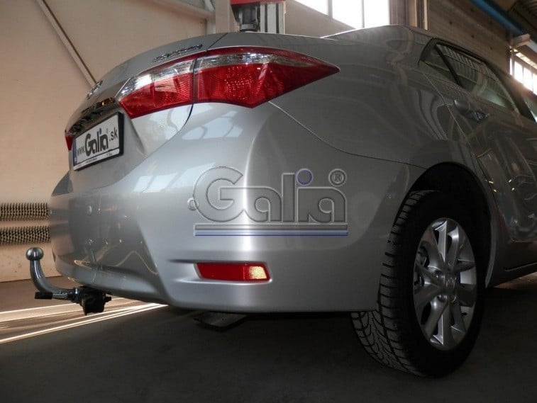 Toyota Corolla sedan (od 2013r.) Haki holownicze. Montaż